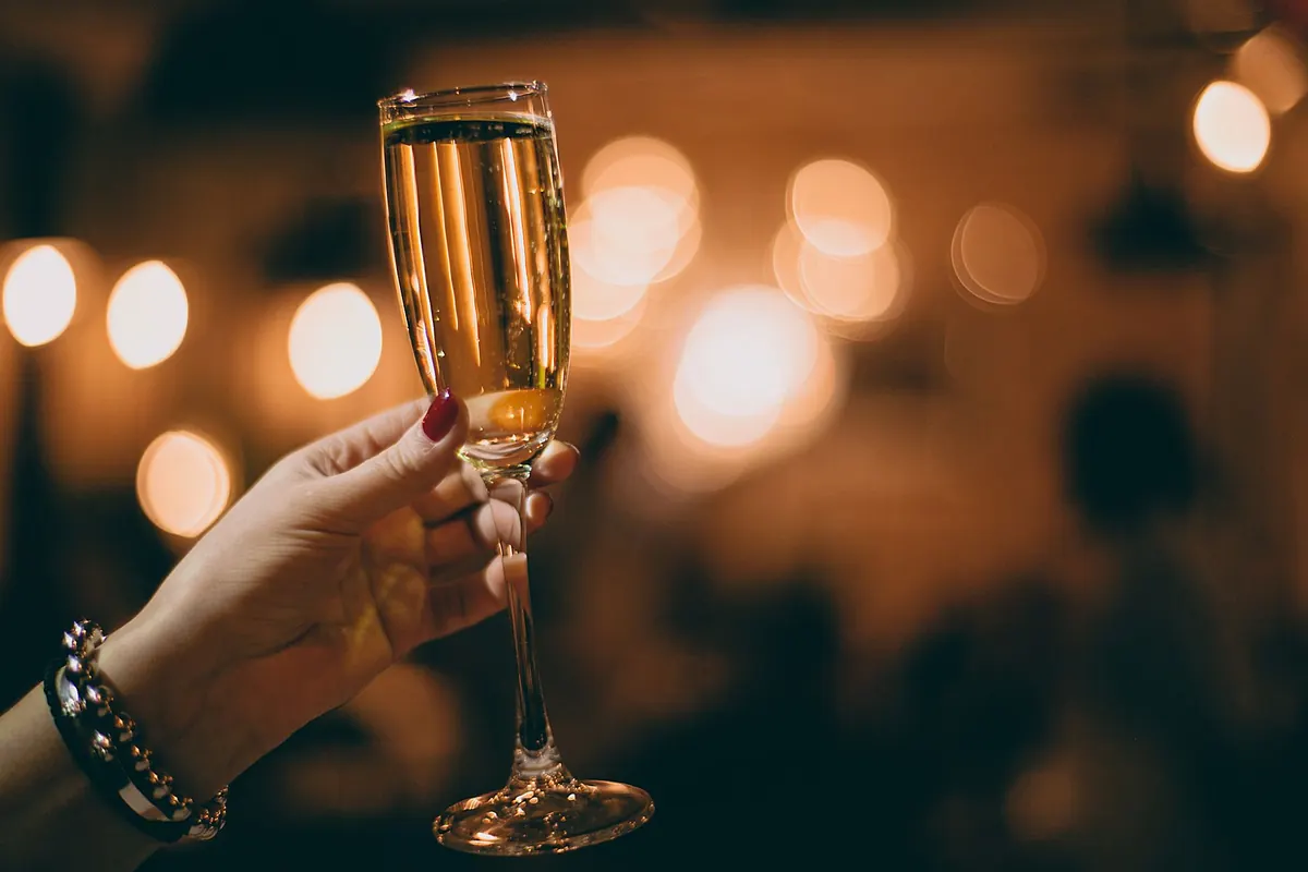 English Sparkling Wine vs Champagne: Which to Choose for a British Celebration?